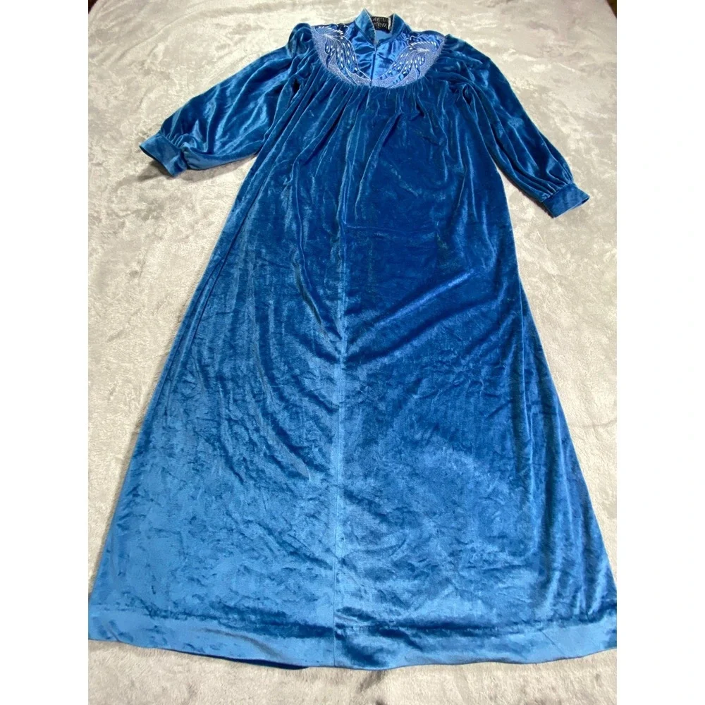 Vintage Gilligan O'Malley Maxi Robe Womens L Blue Velvet‎ Embroidered Nightgown